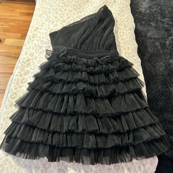 *NWT* Hello Lover One Shoulder Tiered Tulle
Mini Dress. Size XS. Great for rush - Picture 6 of 6
